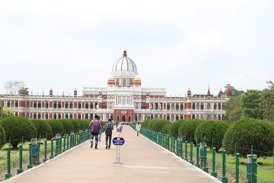 বাকিংহাম প্যালেস দেখে আসুন কোচবিহারে